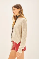Sweater color beige de lino y algodón, de corte holgado y mangas largas.