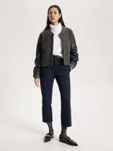Pantalón chino azul marino de corte slim y pierna recta. Confeccionado en algodón orgánico con cierre de cremallera y enganche oculto.
