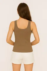 Musculosa negra de algodón con breteles anchos, corte al cuerpo y cuello redondo.