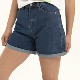 Short de jean negro con ruedo doblado.