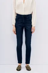 Pantalón de jean azul oscuro, corte slim, tiro alto y bolsillos delanteros y traseros.