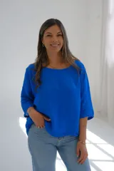 Blusa azul francia de lino con escote redondo y mangas 3/4.