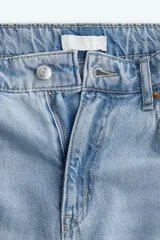 Pantalón de jean celeste de tiro alto, corte amplio y cinco bolsillos.