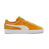 Championes Puma Suede Classic color mostaza con franja lateral blanca y suela blanca.