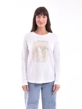 Remera verde militar de manga larga con cuello en V y estampado floral en tonos naranja.