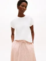 Remera blanca de algodón con mangas cortas con dobladillo y logo bordado en el pecho. Corte regular.