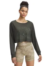 Remera corta de manga larga color verde oscuro, con cuello redondo y estampado frontal con el texto "Iron Paradise" en letras plateadas.