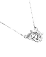 Collar plateado con cadena fina y dije central de mosquetón entrelazado.