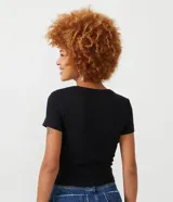 Blusa verde oscuro de algodón acanalado, corte ajustado y cuello redondo.