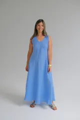 Vestido largo celeste sin mangas, confeccionado en lino italiano, con escote en V y ruedo desflecado.