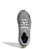 Championes Adidas Lightblaze grises con detalles en negro y suela blanca.