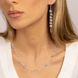 Collar de plata 925 de 40 cm con extensión de 5 cm, adornado con piedras aguamarinas y topacios azules en diversas formas.