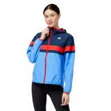 Campera de running de mujer, color azul con detalles en rojo y negro, fabricada con material liviano y resistente al viento.