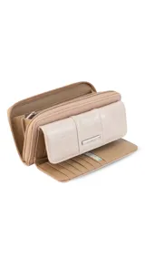 Billetera larga color beige, con solapa y broche a presión. Tiene un compartimento frontal con tarjeteros, visor y bolsillos, y un compartimento posterior con monedero con cierre, tarjeteros y bolsillos. Incluye un bolsillo trasero con cierre.