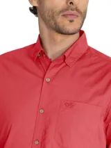 Camisa casual de hombre RKF Galiton, color amarillo claro, de manga larga ajustable con botones de madera. Confeccionada en popelina 100% algodón orgánico, con bolsillo de pecho con logo bordado y protección UV 20+.