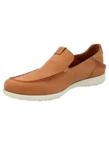 Mocasín de cuero color marrón claro, con puntera redondeada y suela blanca de goma.