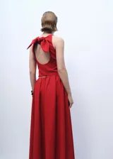 Top corto rojo con cuello redondo y espalda descubierta.