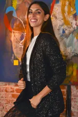 Blazer negro con lentejuelas, corte clásico y solapas.