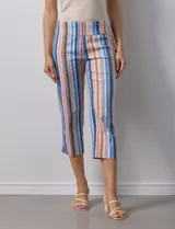 Pantalón capri de gabardina elastizada estampada, marca Zac & Rachel. Con pretina ancha elastizada.