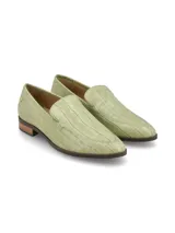 Zapato mocasín color verde claro con textura de piel de cocodrilo.