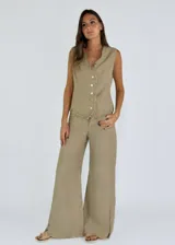 Pantalón de tiro alto color ladrillo, de corte palazzo con aberturas laterales en el ruedo y terminación desflecada.