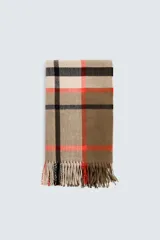 Bufanda rectangular con estampado a cuadros en tonos beige, marrón, negro y naranja. Terminaciones con flecos.