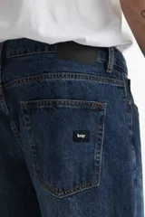 Jean holgado de corte recto en piernas, diseño azul con detalles de costura.