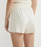 Short de viscosa color crudo, con cintura alta elástica y cordón de ajuste.