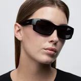 Gafas de sol con montura rectangular negra y lentes polarizadas negras. Diseño robusto de estilo retro con protección UV400.