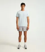 Remera deportiva celeste de poliéster y elastano, con cuello redondo, mangas cortas y tecnología dry fit.