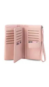 Billetera de mujer color negro, con textura símil cuero granulado. Presenta un cierre de presilla con broche, correa de mano desmontable y múltiples compartimentos internos, incluyendo un monedero con cierre.