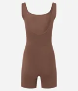 Enterito deportivo marrón de microfibra sin estampa, con breteles anchos.