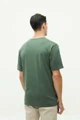 Remera azul marino de manga corta con logo bordado en el pecho.