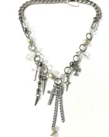 Collar plateado con cadena de eslabones y dijes colgantes de cruces, perlas, cristales y pinchos.