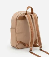 Mochila rectangular color beige con detalles en marrón, con bolsillos internos y externos, cierre en cremallera y superficie sin estampa.