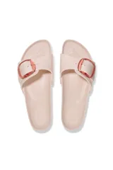 Sandalia Birkenstock Madrid Big Buckle Eva, color rosa claro, con hebilla grande color cobre.