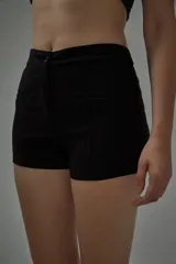 Short negro de tiro alto con bolsillos laterales y traseros.