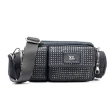 Cartera bandolera negra de tela con apliques de strass plateados, múltiples bolsillos con cierre y correa de tela regulable.