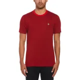 Remera de hombre color rojo con cuello redondo y logo de pingüino bordado en el pecho.