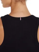 Vestido midi negro de corte ajustado, sin mangas y cuello redondo. Tejido de viscosa acanalada con espalda deportiva y logo de Tommy Hilfiger bordado en el bajo.