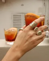 Anillo dorado con diseño irregular y macizo.