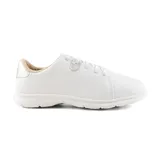 Championes blancos de cuero sintético con cordones y detalles plateados en el talón.