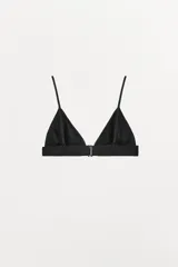 Bralette negro de viscosa con escote en pico, tirantes finos ajustables, cierre trasero con gancho y pieza metálica decorativa en el pecho.
