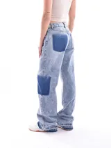 Pantalón de jean recto color rojo con bolsillos laterales.