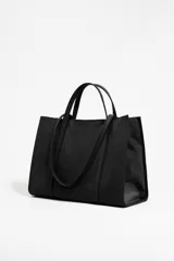 Bolso shopper negro de nailon con estructura blanda, doble asa de tejido, logo grabado BIMBA Y LOLA, acabados metálicos, bolsillo interior con cierre de presión, cierre de cremallera e interior con placa metálica logotipada.
