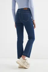 Pantalón jean negro cropped, de corte acampanado y tiro alto.