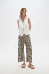 Pantalón recto de poliéster con estampado a rayas verticales en blanco y negro.