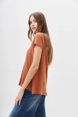 Remera de algodón peruano color terracota, con textura jaspeada, corte holgado y ruedo redondeado e irregular.