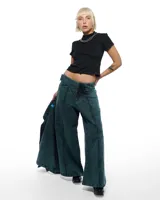 Pantalón de denim verde inglés con corte sastrero de pierna ancha, tiro alto y pretina cruzada.