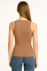 Musculosa negra de algodón con breteles anchos, corte al cuerpo y cuello redondo.